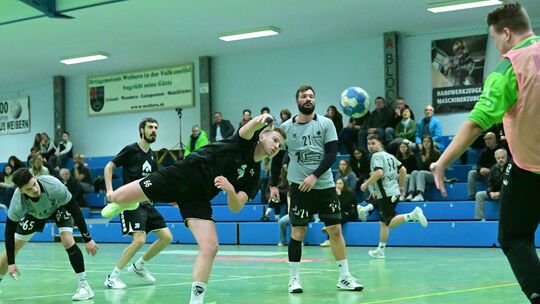 Weiberns Louis Hilger (vorn in Schwarz beim Wurf) und der TuS benötigen jeden Punkt im Oberliga-Abstiegskampf; platzt nun in Dau