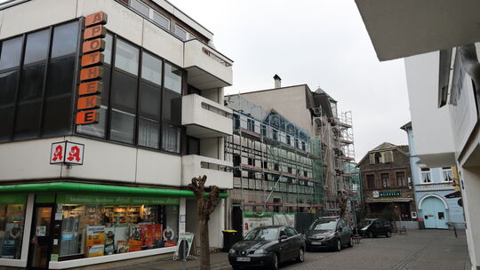 Mitten in der Bendorfer Innenstadt, umgeben von Ärzten und einer Apotheke, liegt die Brandruine. Einst war sie ein Wohnhaus, jet