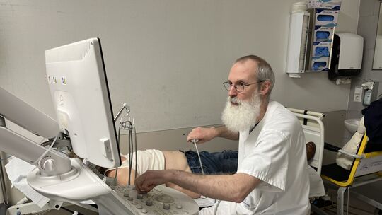 Der Chefarzt in der Zentralen Notaufnahme, Sven Antweiler, untersucht und entscheidet, ob ein Patient ambulant behandelt oder st