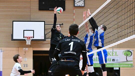 Die Volleyballer der LAF Sinzig (hier Max Füllmann am Ball und Justin Haubrichs im Vordergrund), hoffen auf eine Überraschung im