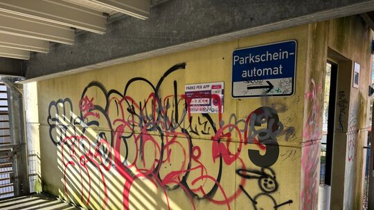 Kaum eine Wand ist nicht beschmiert.