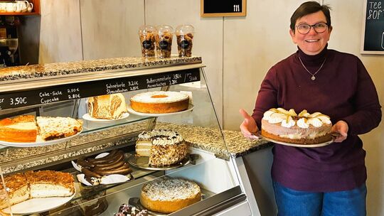 Theresia Krah in ihrem kleinen, aber feinen Verkaufsraum in Hachenburg. Die persönliche Note ist hier garantiert.