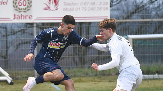 Dribbelkünstler Luca Chirivi (blaues Trikot) steht vor seiner Pflichtspielpremiere für den TuS Hackenheim.