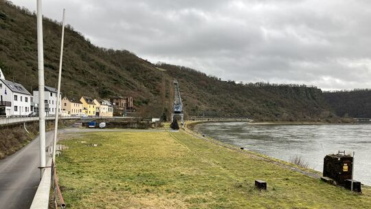 Noch sieht es rund um den historischen Kran in St. Goarshausen ziemlich trostlos aus. Aber das soll sich bis zur Buga 2029 änder