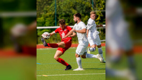 Das Hinspiel zwischen dem VfB Linz (hier mit Oliver Kubatta im weißen Trikot) und Jan Bruker und seinem TuS Immendorf endete 1:1