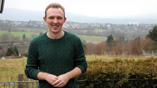 Florian Pernak steht auf der Terrasse des Restaurants Goldene Ente in Arzheim. Im Hintergrund sieht man den Koblenzer Stadtteil