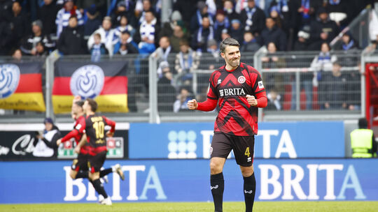 Der Startschuss eines Spektakels: Sascha Mockenhaupt (vorne) und seine Mitspieler bejubeln das 1:0 durch Fatih Kaya. Im Heimspie