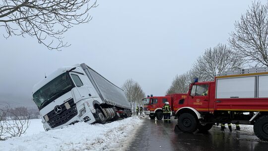 Auf der Bundesstraße 422 zwischen Allenbach und Erbeskopf kam ein mit Pellets beladener Sattelschlepper auf schneeglatter Fahrba