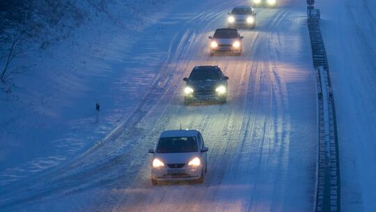 Erneuter Wintereinbruch im Westerwald: Vorsichtig rollten diese Autos am Donnerstag über die Bundesstraße B255 in Richtung Renne