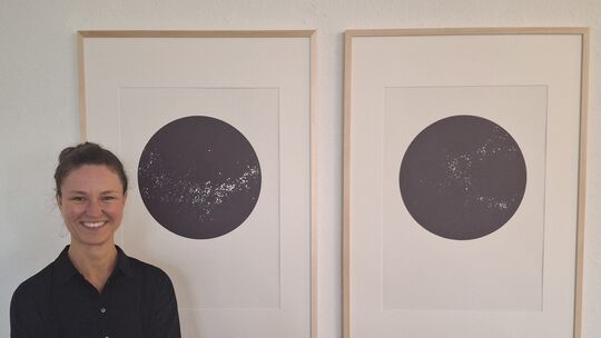 Die Künstlerin Lena Feldmann vor ihrer Werkreihe "Sternenstaub 1-5" im Haus Metternich in Koblenz.