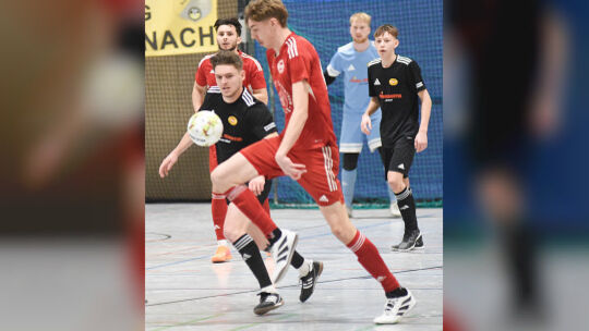 Als Gewinner des Regionalturniers im Futsal haben Aurel Rech und der FC Schmittweiler (rote Trikots) Selbstvertrauen gesammelt.
