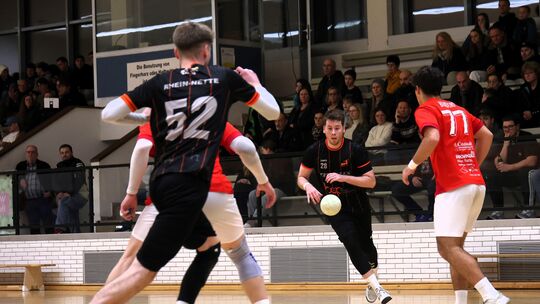 Die HSV Rhein-Nette (hier Patrick Heckenbach am Ball und Dario Lehmler mit der Nummer 52 im Spiel gegen Bendorf) wollen sich für