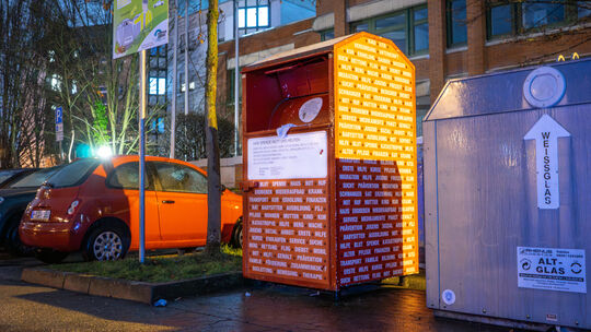 Dieser DRK-Kleidercontainer steht neben der Balduinbrücke in Koblenz-Lützel. Rund 60 Container hat das Rote Kreuz in Koblenz. Un
