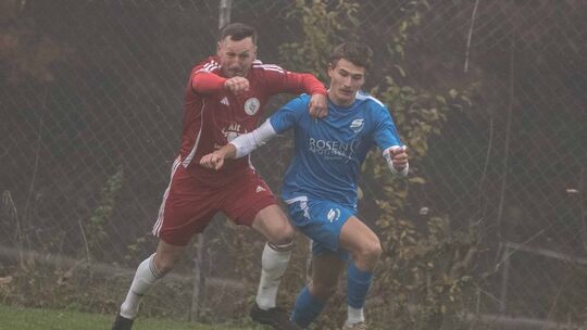 Gegen den VfL Simmertal (rote Trikots) setzte sich die SG Soonwald durch. Nun muss sie im Bad Kreuznacher Salinental die hohe Hü
