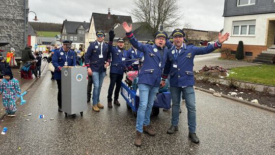 Diese Dickenschieder Männergruppe hat für den Rosenmontagsumzug die "Kirn Air" Airline gegründet und für ordentlich Stimmung sor