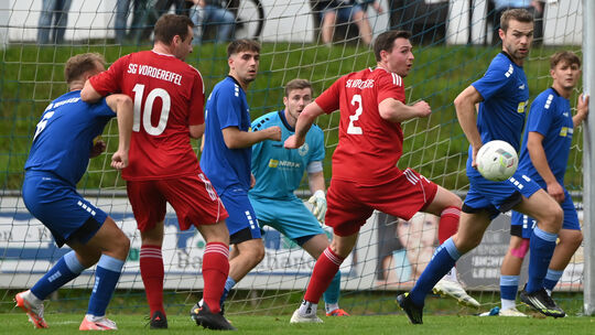 Im Hinspiel hieß es 3:3 zwischen dem SV Laubach (in Rot, von links mit Ole Conrad und Stephan Schuwerack) und dem VfB Wissen um