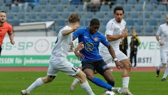 Nazif Tchadjei (blaues Trikot) ist einer von zwei Akteuren, die der TuS Koblenz zum Restart fehlen werden. Sowohl gegen den FK P