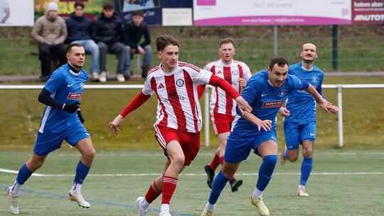 Stürmt in sein letztes halbes Jahr bei Eintracht Bad Kreuznach (blaue Trikots): Jan Wingenter, der im Sommer nach Waldalgesheim
