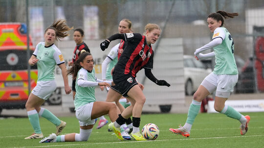 Schwer zu stoppen war Ingolstadts Angreiferin Nina Penzkofer (im rot-schwarzen Trikot). Hier haben die Andernacherinnen Leonie K