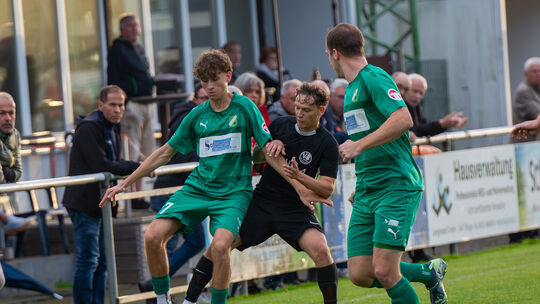 An der Waldalgesheimer Waldstraße geht es für Ben Grünewald (links) und den SVA wieder um Punkte in der Verbandsliga.
