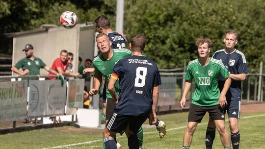 Im Hinspiel schien die Sonne auf dem Kirner Loh: Das Rückspiel am Sonntag beim SV Oberhausen (grüne Trikots) findet unter andere