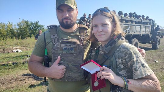 Insgesamt dreimal wurde Savita Wagner für ihren Dienst als freiwillige Sanitäterin im Ukraine-Krieg ausgezeichnet. Hier erhält s