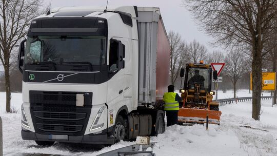 Schnee und Eis sorgen für Chaos auf den Straßen des Westerwalds. Polizei und Straßenmeisterei hatten am Donnerstagmorgen an eini