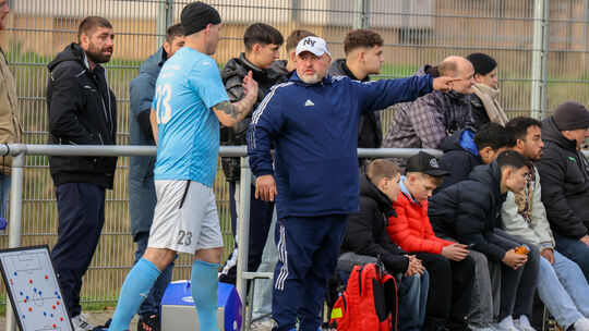 Dirk Reidenbach gibt die Richtung vor. Der Trainer des FSV Blau-Weiß Idar-Oberstein hofft auf einen Überrschungscoup seiner Mann