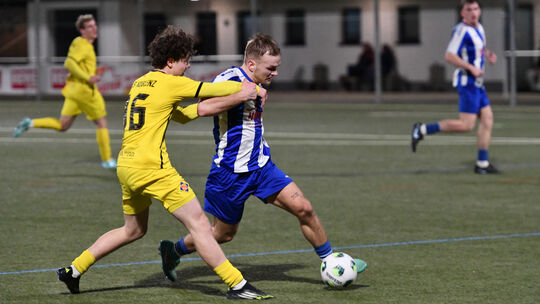 Der Wirgeser Lasse Bieg (in Blau-Weiß, am Ball) ist zurück nach langer Verletzungspause und traf unter anderem beim 3:1 gegen ei