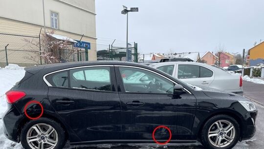 Lage der Beschädigungen an dem schwarzen Ford Focus