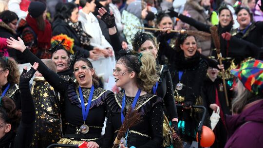 Beim Rosenmontagszug in Neuwied haben die Narren das usselige Wetter einfach weggelacht.