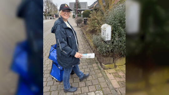 Zustellerin Andrea Hild bei der Arbeit: An sechs Tagen in der Woche trägt sie in ihrem Stammgebiet Kempenich im Kreis Ahrweiler