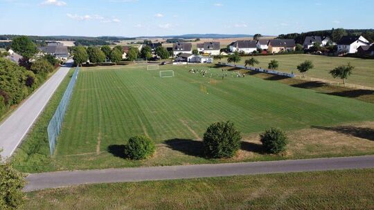 Auf seinem Rasenplatz, der mittlerweile auch mit einer Flutlichtanlage ausgestattet ist, wird der SV Niedersohren ab August wied