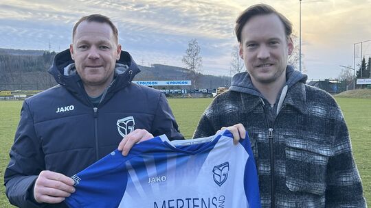 Trainer Timo Schlabach (links) stellt mit Niklas Utsch (rechts) den dritten Sommertransfer der SG Mudersbach/Brachbach vor.