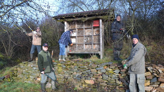 Beim Aktionstag des Vereins Lebensraum Untere Nahe, wurde auch das große Insektenhotel samt Umfeld auf Vordermann gebracht.