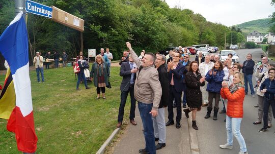 Die 62-jährige Jumelage mit der 554 Kilometer entfernten und 900 Einwohner zählenden Partnergemeinde Entrains-sur-Nohain im Her Die 62-jährige Jumelage mit der 554 Kilometer entfernten und 900 Einwohner zählenden Partnergemeinde Entrains-sur-Nohain im Her