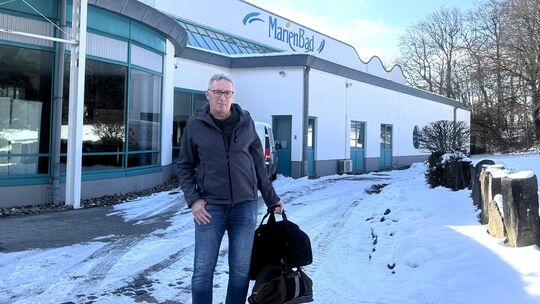 Winfried Krumm aus Neustadt ist zufrieden mit den Öffnungszeiten und den Preisen im Marienbad in Bad Marienberg.