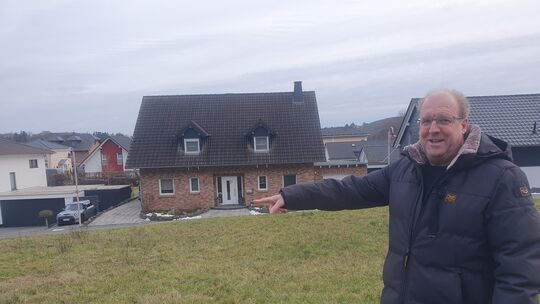 Rudolf Schüller hat gut lachen: Jetzt rückt der Tag näher, an dem das erste Haus im neuen Baugebiet gebaut werden darf.