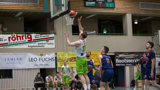 Für Alexander Biller (in Grün-Weiß) und seinen TuS Treis-Karden geht die Korbjagd nach der Karnevalspause mit dem Auswärtsspiel