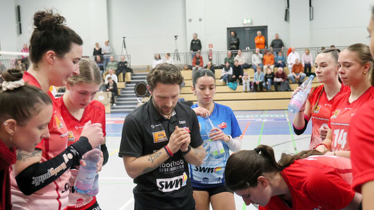 Planen Ben Messner (in Schwarz) und seine Spielerinnen des VC Neuwied 77 hier schon die zukünftige Ausrichtung? Klar ist, dass d