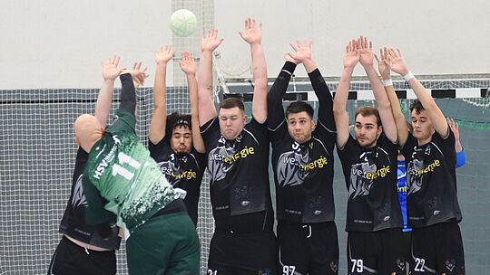 Die Hände zum Himmel: Die Spieler der HSG Nahe-Glan wollen gegen Top-Team TSG Ober-Hilbersheim wenig zulassen.