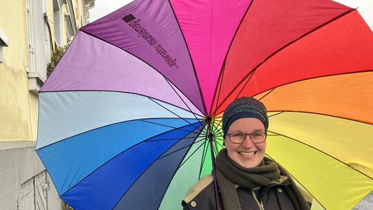 Alle Menschen sind in ihrer Kirche willkommen: Das zeigt Dekanin Kerstin Janott auch mit ihrem großen Regenbogenschirm.