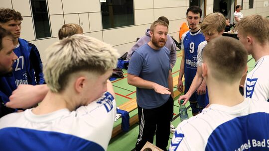 Florian Grajewski (Mitte) springt als Trainer beim TV sebamed Bad Salzig immer wieder mal ein - auch im wichtigen Heimspiel am S