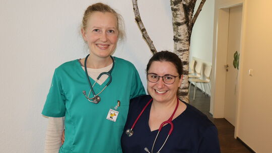 Kathrin Lauer (links) und Amrei Hofmann (rechts) haben den Schritt in die Selbstständigkeit gewagt und in Emmelshausen eine eige