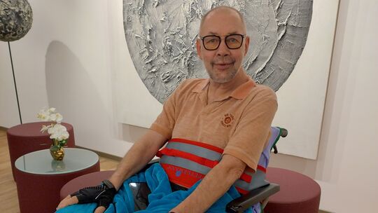 Mike Brill aus Dausenau im Raum der Stille im Hospiz Rhein-Lahn. Er ist schwerkrank und doch glücklich, weil er hier ein gutes n