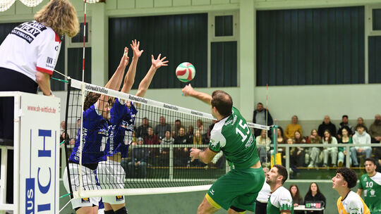 Die Routiniers Alexander Krippes und Manuel Lohmann (grüne Trikots, von links) haben im Volleyball schon viel erlebt und sollten