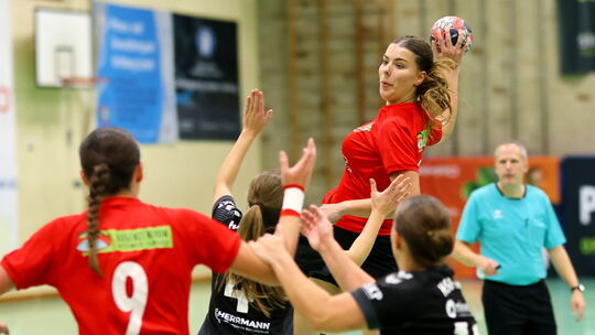 Carolin Mayer (am Ball) hat sich schwer am Knie verletzt: Die junge Rückraumakteurin der HSG Kastellaun/Simmern hat sich einen K