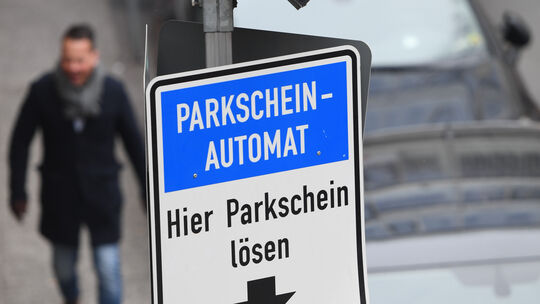 Auch in Lahnstein weisen Schilder auf die Parkscheinautomaten hin, doch die sind derzeit außer Betrieb. Nach neuester Erkenntnis