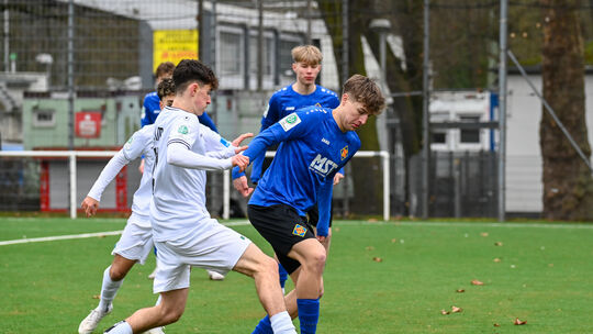 Auf dem Kunstrasen am Oberwerth gab es für die U17 der TuS Koblenz (blaue Trikots) am vergangenen Wochenende gegen den SSV Ulm d