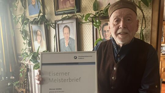 Werner Schäfer ist mit dem Eisernen Meisterbrief der Handwerkskammer Koblenz ausgezeichnet worden.
